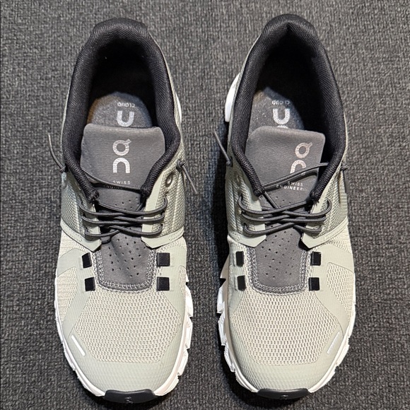 On Running Athletic Shoes in Gray and Black - Picture 11 of 11
